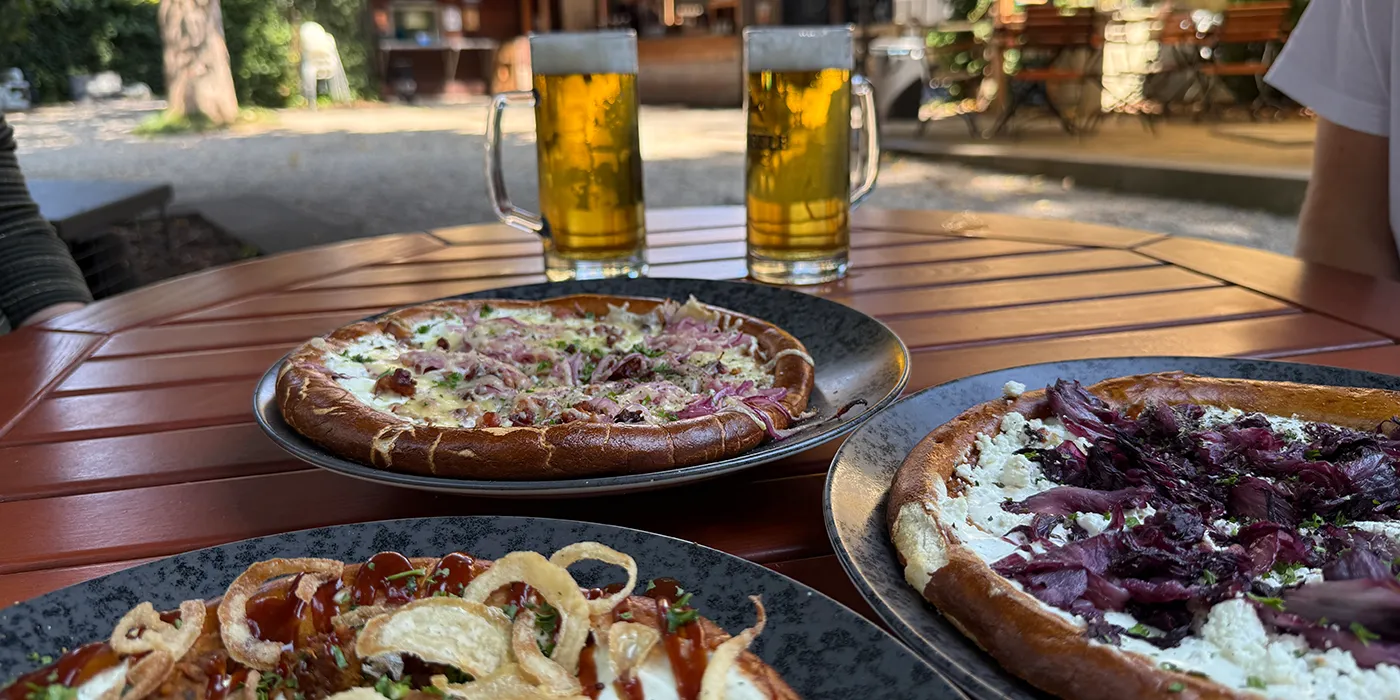 https://www.riegele-wirtshaus.de/wp-content/uploads/riegele-biergarten-fladentag-1400x700-1.webp