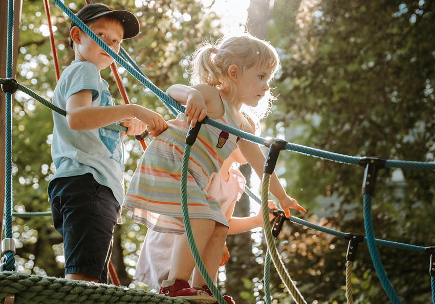 Zwei Kinder auf dem Kinderspielplatz im Riegele Biergarten