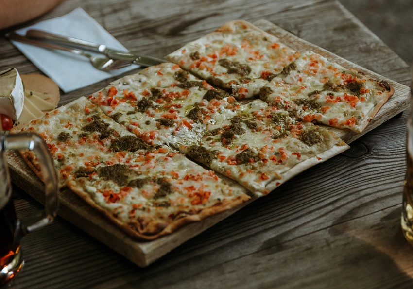 Flammkuchen mit Käse, Tomaten und Spinat