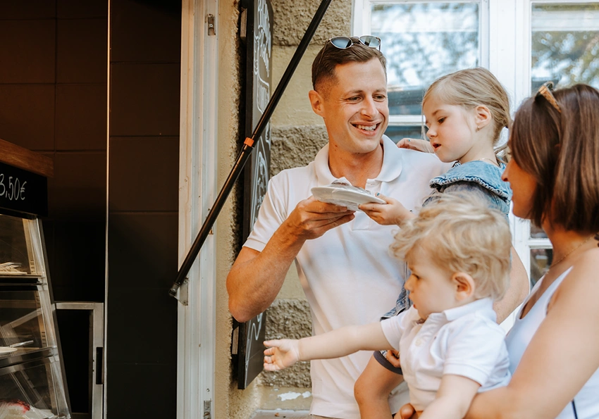 Eine Familie mit 2 Kindern an der Selbstbedienungsausgabe